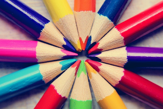 Photo de crayons de couleur dont les mines se rejoignent au centre