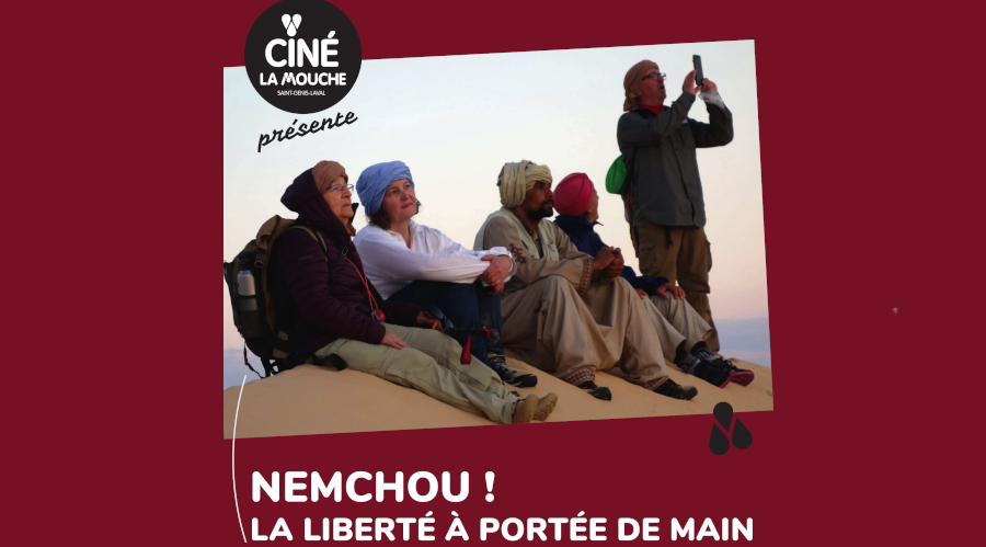 Extrait de l'affiche de la projection où l'on voit des voyageurs du film Nemchou assis sur une dune, le titre du film est écrit en dessous