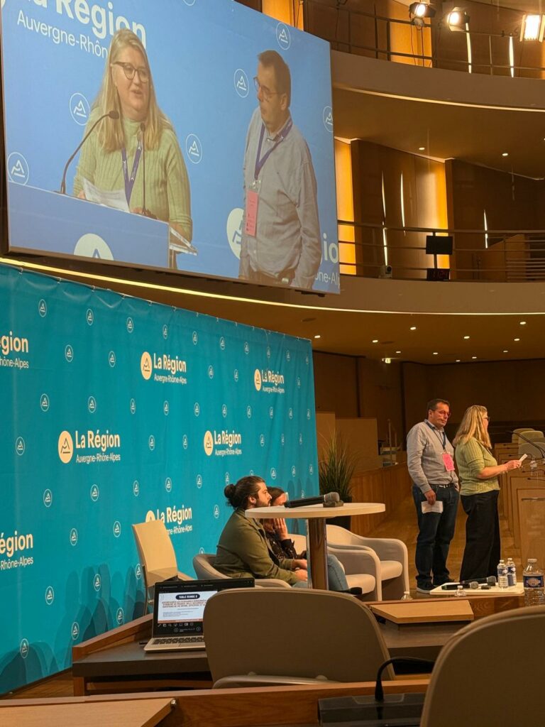 Photo de deux parents concernés en train de témoigner