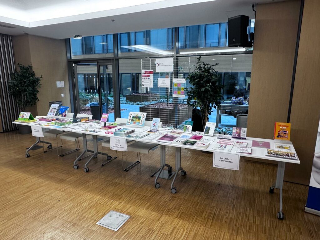 Photo du stand du centre de documentation de l'ERHR